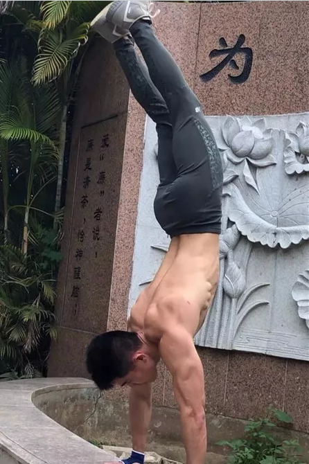 肌肉特警健身房化身老司机，开启各种“大尺度”姿势 - 51虹马