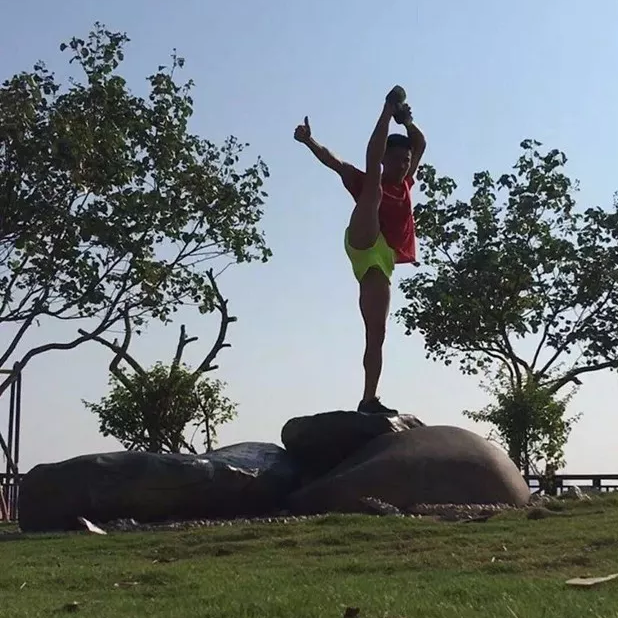 肌肉特警健身房化身老司机，开启各种“大尺度”姿势 - 51虹马