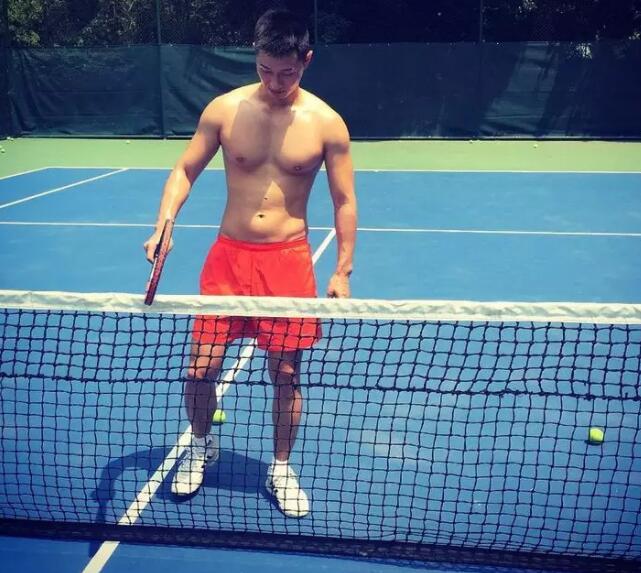 超模刘雯师弟花式秀躁动，一句留言泄露了不得的秘密！-51虹马