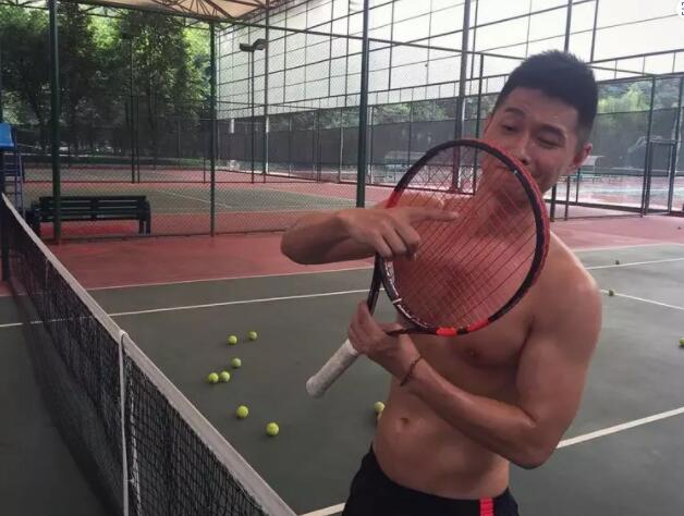 超模刘雯师弟花式秀躁动，一句留言泄露了不得的秘密！ - 51虹马