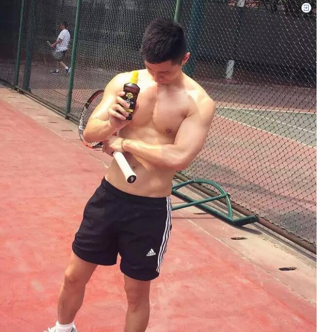 超模刘雯师弟花式秀躁动，一句留言泄露了不得的秘密！ - 51虹马