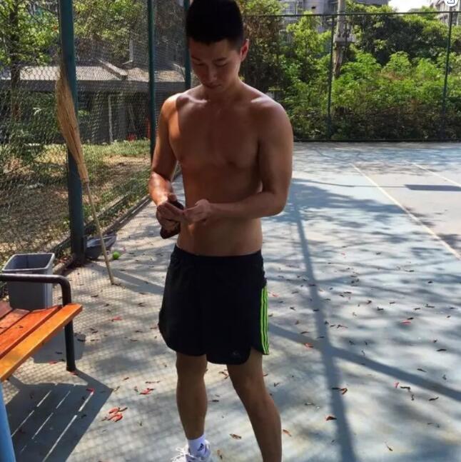 超模刘雯师弟花式秀躁动，一句留言泄露了不得的秘密！ - 51虹马