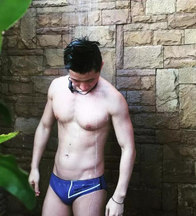 超模刘雯师弟花式秀躁动，一句留言泄露了不得的秘密！ - 51虹马