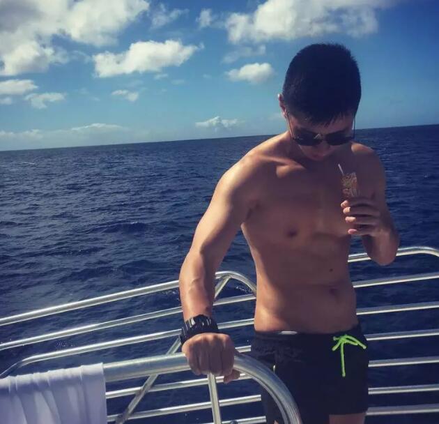 超模刘雯师弟花式秀躁动，一句留言泄露了不得的秘密！ - 51虹马