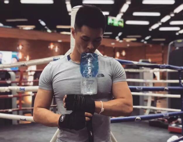 超模刘雯师弟花式秀躁动，一句留言泄露了不得的秘密！ - 51虹马