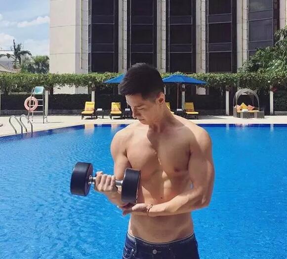 超模刘雯师弟花式秀躁动，一句留言泄露了不得的秘密！ - 51虹马