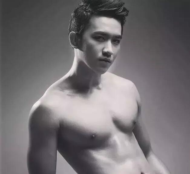 越南籍最帅兵哥哥，军装+正装制服诱惑，你能抗几秒？ - 51虹马