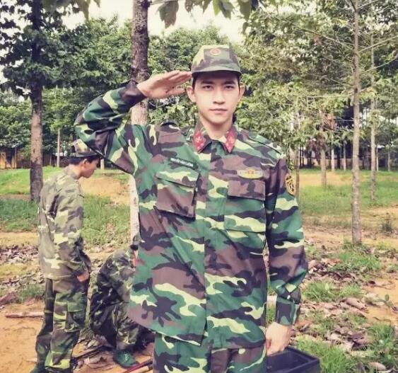 越南籍最帅兵哥哥，军装+正装制服诱惑，你能抗几秒？ - 51虹马