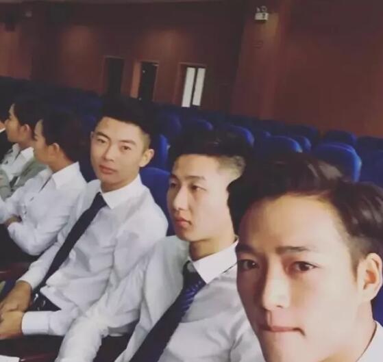 高颜腹肌男竟是鲜肉空少 大器小哥哥真有料 - 51虹马