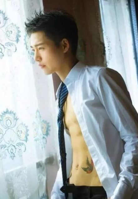 高颜腹肌男竟是鲜肉空少 大器小哥哥真有料 - 51虹马