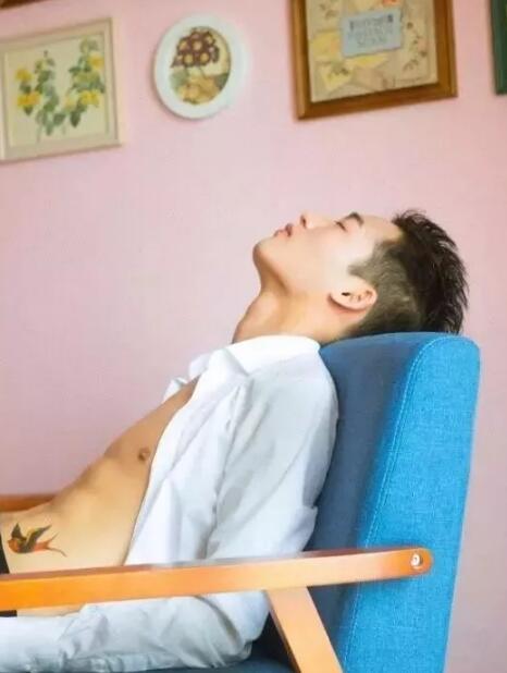 高颜腹肌男竟是鲜肉空少 大器小哥哥真有料 - 51虹马