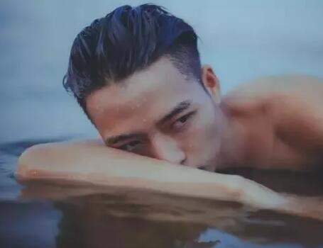 高颜腹肌男竟是鲜肉空少 大器小哥哥真有料 - 51虹马