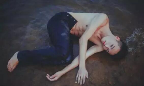 高颜腹肌男竟是鲜肉空少 大器小哥哥真有料 - 51虹马