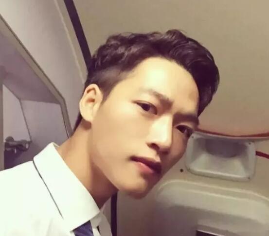 高颜腹肌男竟是鲜肉空少 大器小哥哥真有料 - 51虹马