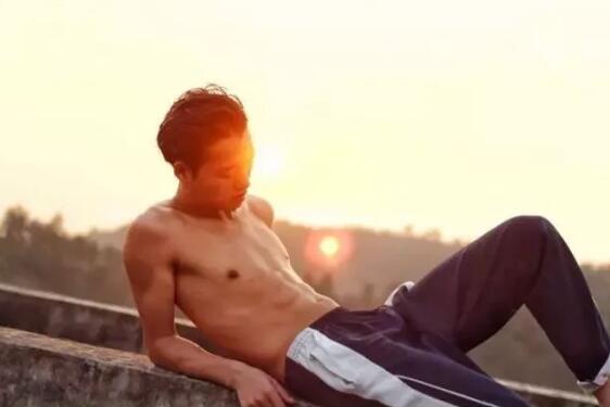 高颜腹肌男竟是鲜肉空少 大器小哥哥真有料 - 51虹马