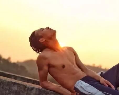 高颜腹肌男竟是鲜肉空少 大器小哥哥真有料 - 51虹马