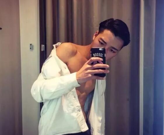 高颜腹肌男竟是鲜肉空少 大器小哥哥真有料 - 51虹马