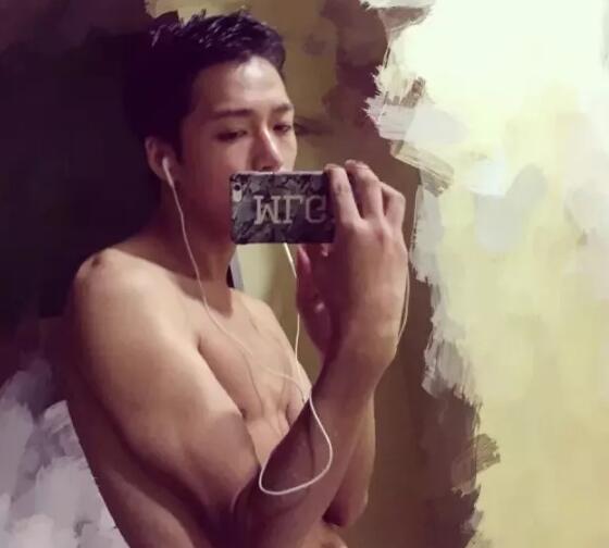 高颜腹肌男竟是鲜肉空少 大器小哥哥真有料 - 51虹马