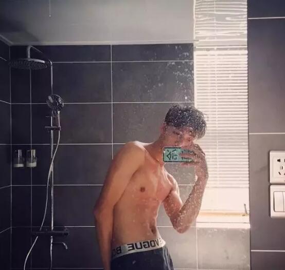 高颜腹肌男竟是鲜肉空少 大器小哥哥真有料 - 51虹马