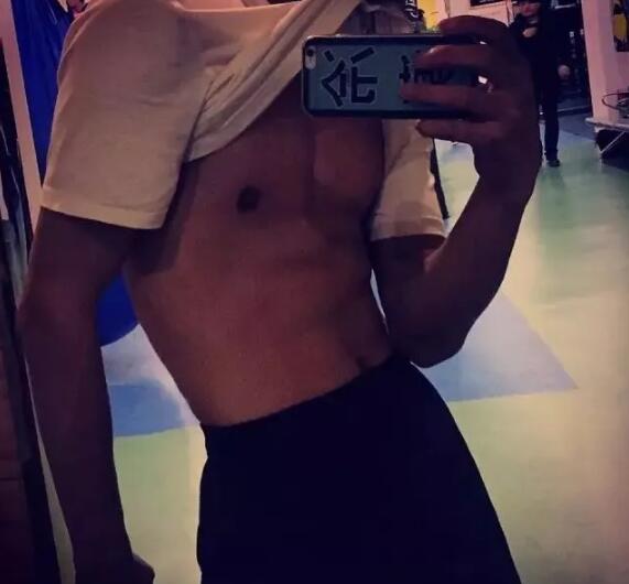 高颜腹肌男竟是鲜肉空少 大器小哥哥真有料 - 51虹马