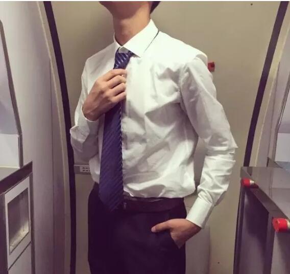 高颜腹肌男竟是鲜肉空少 大器小哥哥真有料 - 51虹马