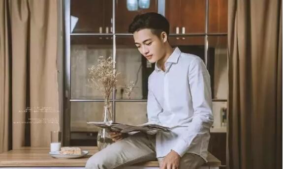 高颜腹肌男竟是鲜肉空少 大器小哥哥真有料 - 51虹马