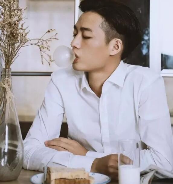 高颜腹肌男竟是鲜肉空少 大器小哥哥真有料 - 51虹马