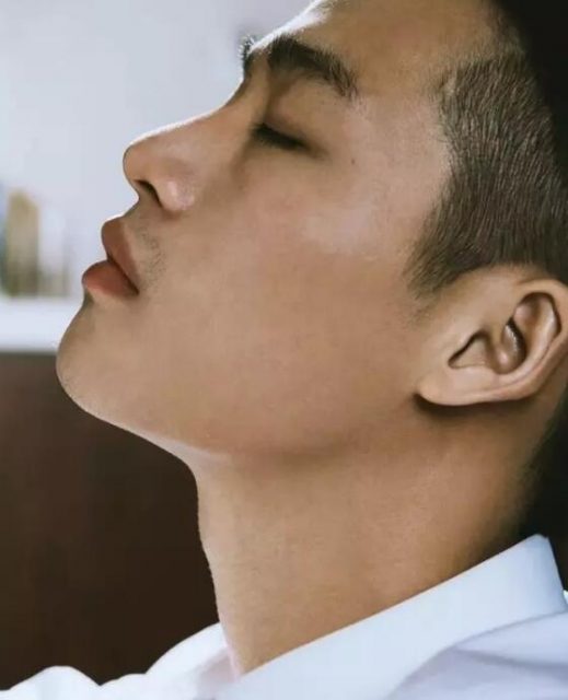 高颜腹肌男竟是鲜肉空少 大器小哥哥真有料 - 51虹马