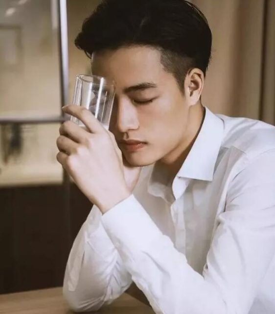 高颜腹肌男竟是鲜肉空少 大器小哥哥真有料 - 51虹马