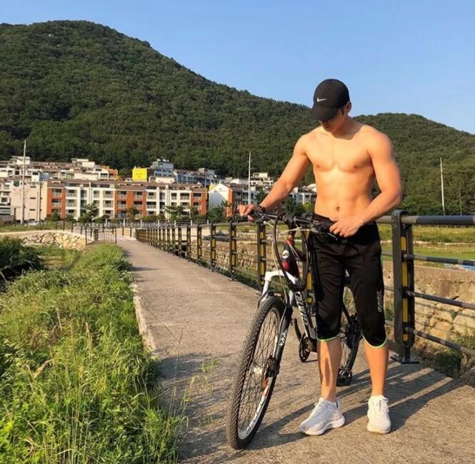 鼻子假眉毛丑尺寸还成迷，去头可食这身肉是真的好想吸！ - 51虹马