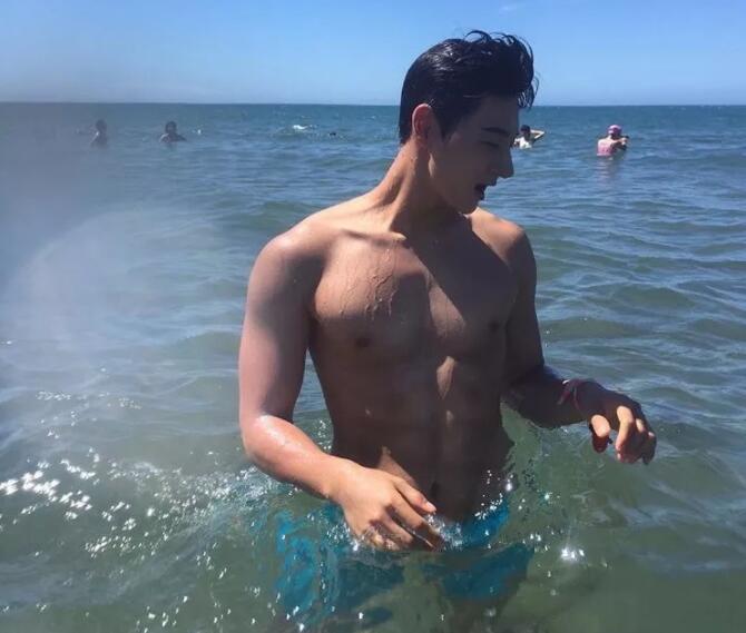 鼻子假眉毛丑尺寸还成迷，去头可食这身肉是真的好想吸！ - 51虹马