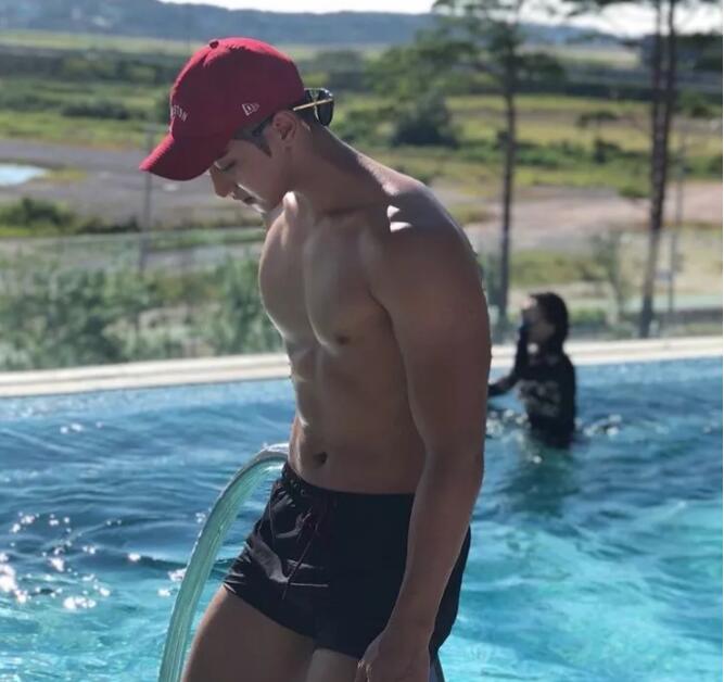 鼻子假眉毛丑尺寸还成迷，去头可食这身肉是真的好想吸！ - 51虹马