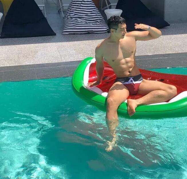 鼻子假眉毛丑尺寸还成迷，去头可食这身肉是真的好想吸！ - 51虹马