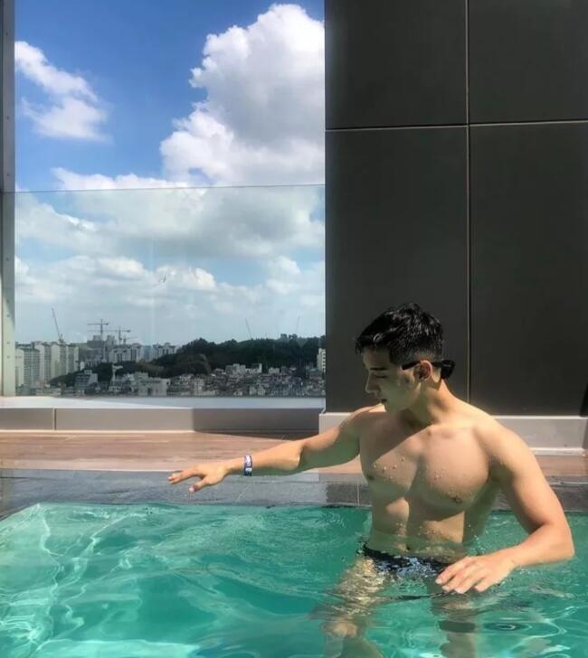 鼻子假眉毛丑尺寸还成迷，去头可食这身肉是真的好想吸！ - 51虹马