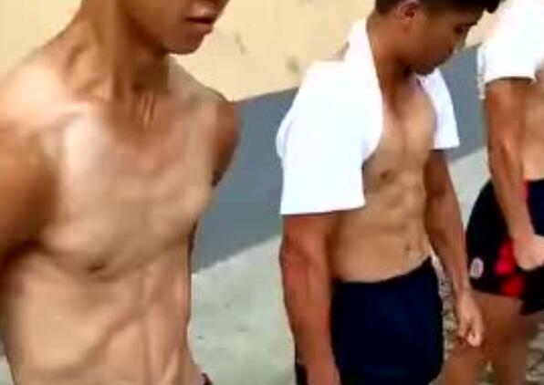 一群体育生在你们面前脱衣秀肌肉,是什么体验?-51虹马