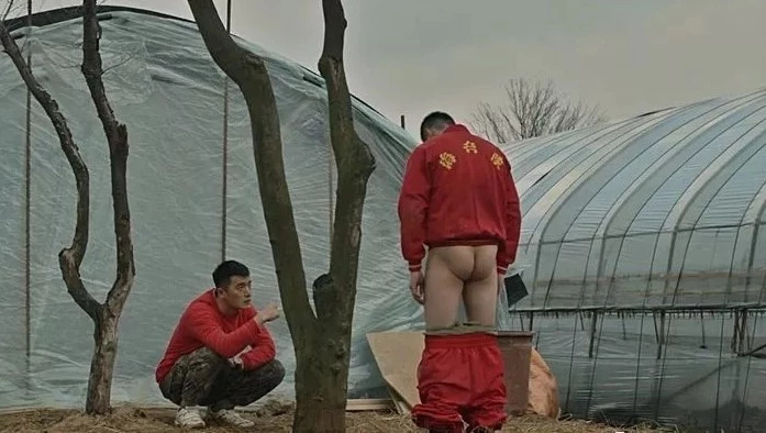 红衣服海兵队，他逼着他脱裤子 - 51虹马