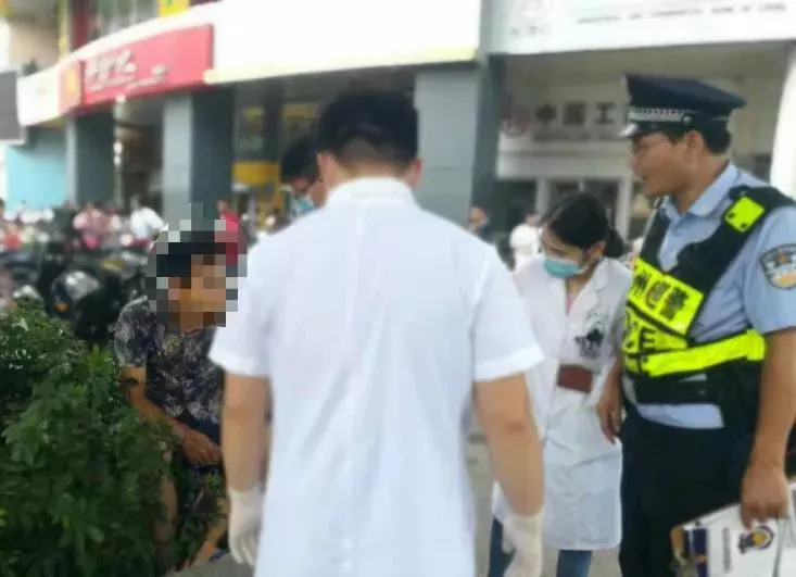 柳州男子躺地上血流不止,只因刚和男网友开完房 - 51虹马 柳州男子躺地上血流不止,只因刚和男网友开完房 - 51虹马