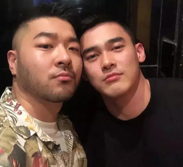 偶像男星Gay吧狂欢疑出柜，他居然爱壮熊！ - 51虹马