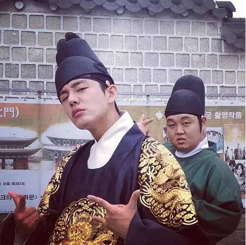 偶像男星Gay吧狂欢疑出柜，他居然爱壮熊！ - 51虹马