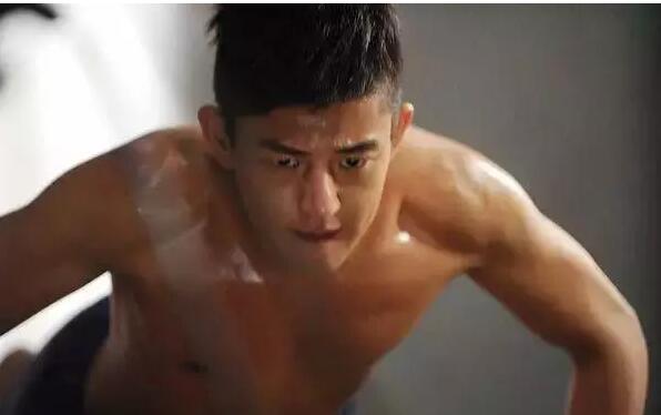 偶像男星Gay吧狂欢疑出柜，他居然爱壮熊！ - 51虹马