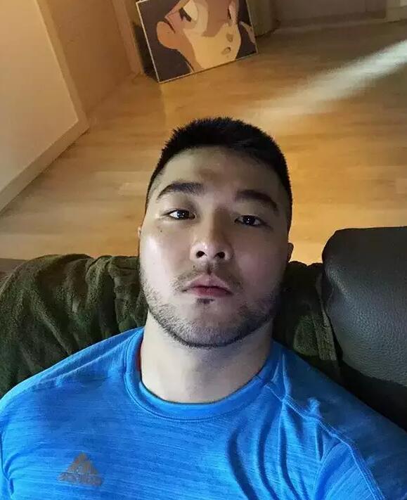 偶像男星Gay吧狂欢疑出柜，他居然爱壮熊！ - 51虹马