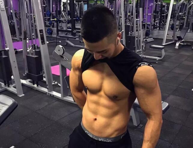 看点∣INS上的内国筋肉天菜，大胸翘臀俬照曝光，竟然这么会玩？ - 51虹马