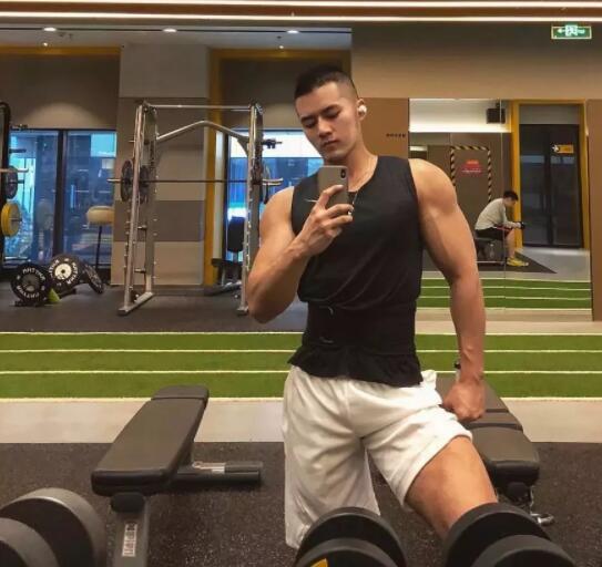 看点∣INS上的内国筋肉天菜，大胸翘臀俬照曝光，竟然这么会玩？ - 51虹马