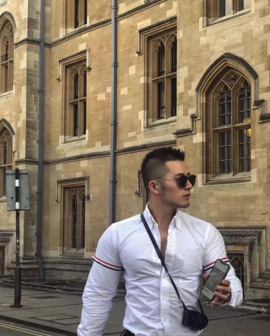 看点∣INS上的内国筋肉天菜，大胸翘臀俬照曝光，竟然这么会玩？ - 51虹马