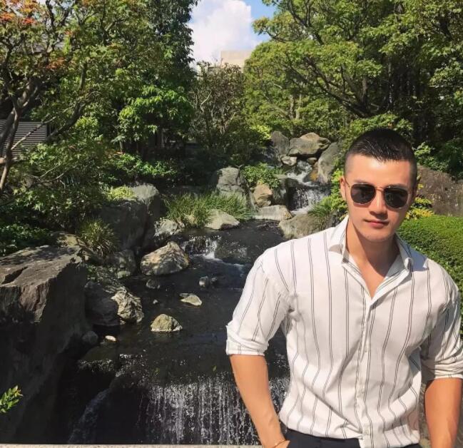 看点∣INS上的内国筋肉天菜，大胸翘臀俬照曝光，竟然这么会玩？ - 51虹马