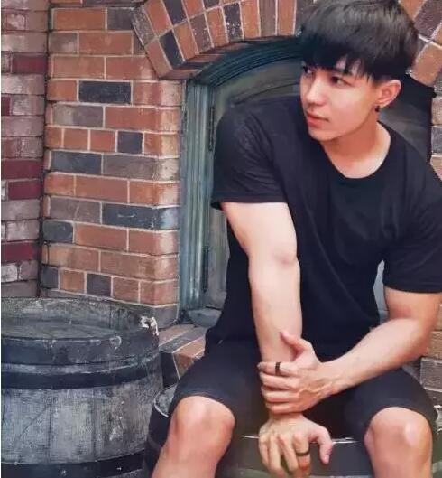 INS极品小鲜肉，童颜胸器公狗腰想体验脸埋胸的快感！ - 51虹马