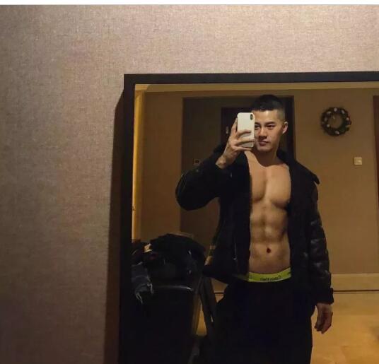 看点∣INS上的内国筋肉天菜，大胸翘臀俬照曝光，竟然这么会玩？ - 51虹马