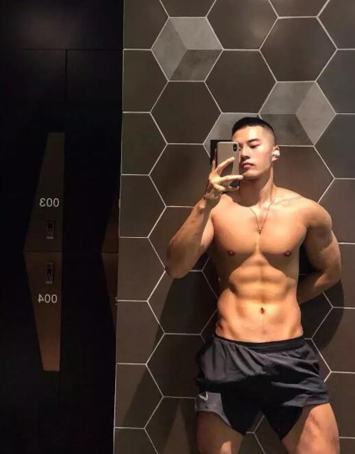 看点∣INS上的内国筋肉天菜，大胸翘臀俬照曝光，竟然这么会玩？ - 51虹马