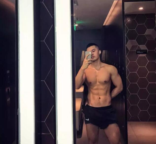 看点∣INS上的内国筋肉天菜，大胸翘臀俬照曝光，竟然这么会玩？ - 51虹马