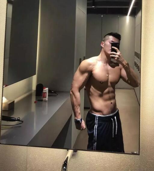 看点∣INS上的内国筋肉天菜，大胸翘臀俬照曝光，竟然这么会玩？ - 51虹马